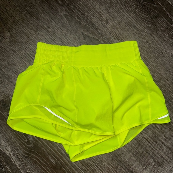 Neon Yellow Size 6 Lululemon High-Rise Hotty Hot Shorts 2.5'' - Picture 1 of 3